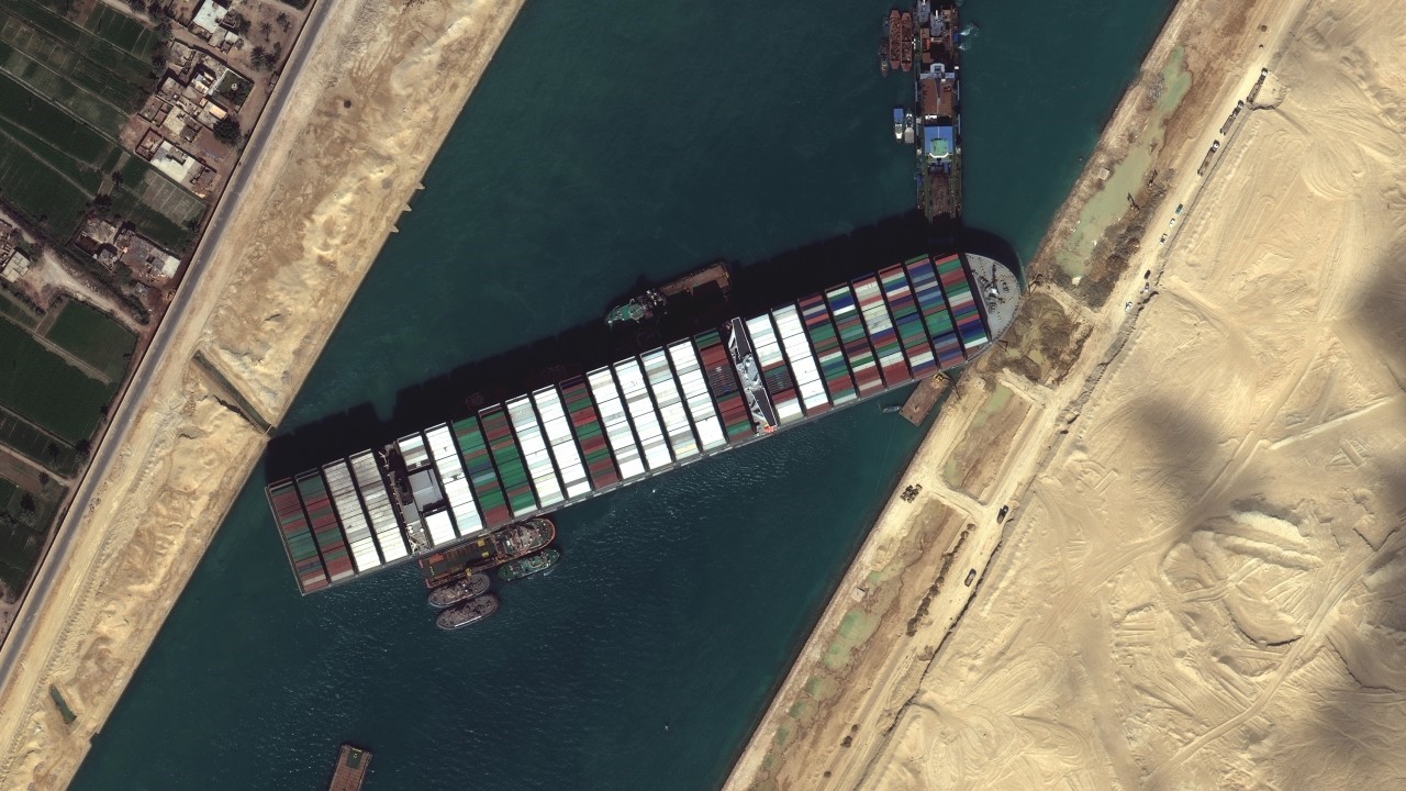 Ship blocking Suez canal